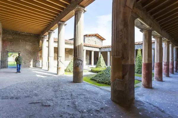 POMPEII, ITALY 2025, Mart 02: Pompeii arkeolojik alanı içinde büyük ve önemli bir antik Roma ikametgahı olan Faun Evi 'nin sütunları ile iç mekan ve avlu manzarası