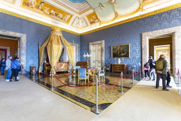 CASERTA, ITALY 2025 Mart 03: İtalya 'nın Napoli Kraliyet Sarayı' ndaki müsrif dekore edilmiş devlet odalarının manzarası