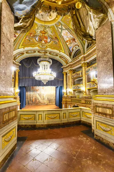 CASERTA, ITALY 2025 Mart 03: İtalya 'nın Caserta Kraliyet Sarayı içindeki Teatro di Corte' nin süslü ve zarif iç mekanı