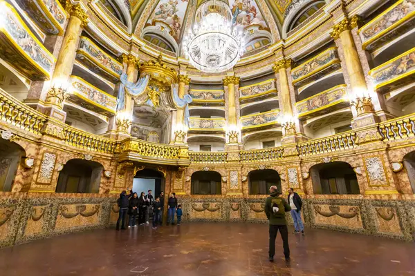 CASERTA, ITALY 2025 Mart 03: İtalya 'nın Caserta Kraliyet Sarayı içindeki Teatro di Corte' nin süslü ve zarif iç mekanı