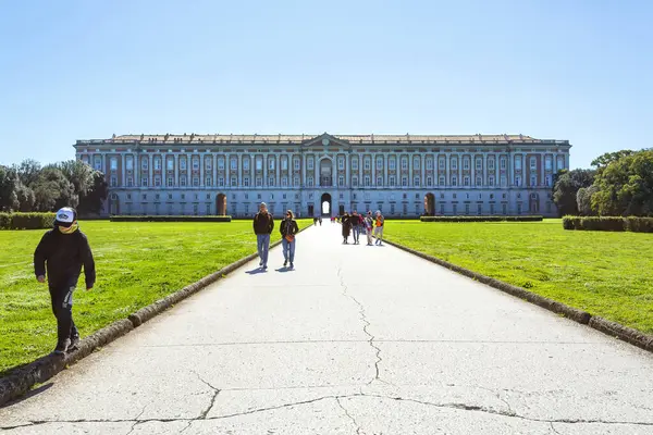CASERTA, İTALYA 2025 Mart 03: Caserta, İtalya Kraliyet Sarayı 'nın geniş bir cephesi
