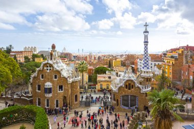 BARCELONA, İSPAN - 4 Ocak 2024: ünlü Casa del Guarda, Muhafız Evi. Barcelona, İspanya 'da Park Guell. Meşhur seyahat yeri