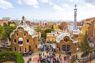 BARCELONA, İSPAN - 4 Ocak 2024: ünlü Casa del Guarda, Muhafız Evi. Barcelona, İspanya 'da Park Guell. Meşhur seyahat yeri