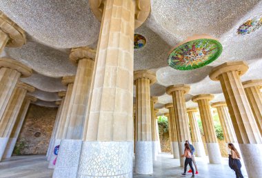 Barcelona, İspanya - 4 Ocak 2024: Park Guell, İspanya. Meşhur seyahat yeri