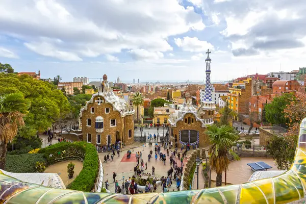 BARCELONA, İSPAN - 4 Ocak 2024: ünlü Casa del Guarda, Muhafız Evi. Barcelona, İspanya 'da Park Guell. Meşhur seyahat yeri