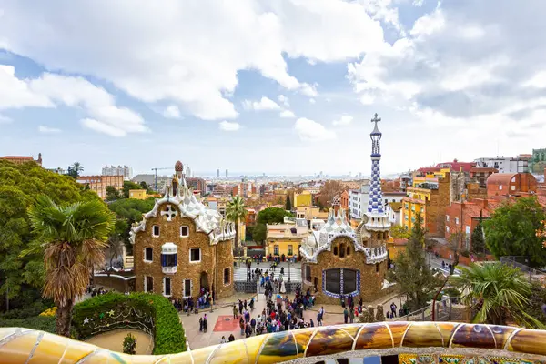 BARCELONA, İSPAN - 4 Ocak 2024: ünlü Casa del Guarda, Muhafız Evi. Barcelona, İspanya 'da Park Guell. Meşhur seyahat yeri