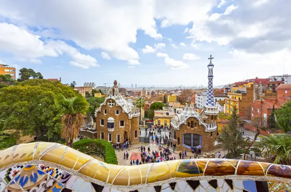 BARCELONA, İSPAN - 4 Ocak 2024: ünlü Casa del Guarda, Muhafız Evi. Barcelona, İspanya 'da Park Guell. Meşhur seyahat yeri