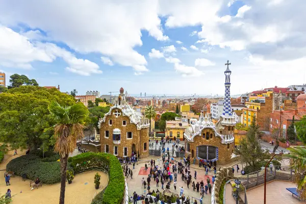 BARCELONA, İSPAN - 4 Ocak 2024: ünlü Casa del Guarda, Muhafız Evi. Barcelona, İspanya 'da Park Guell. Meşhur seyahat yeri