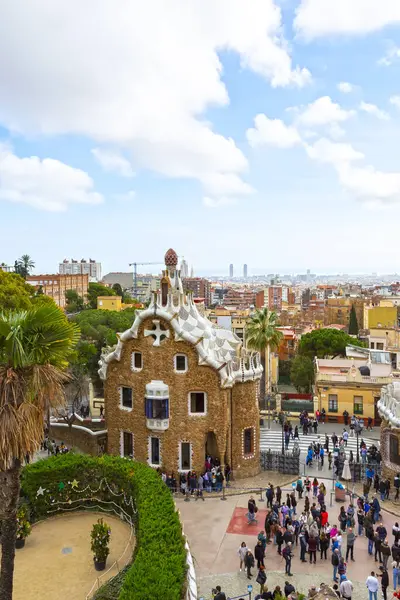 BARCELONA, İSPAN - 4 Ocak 2024: ünlü Casa del Guarda, Muhafız Evi. Barcelona, İspanya 'da Park Guell. Meşhur seyahat yeri