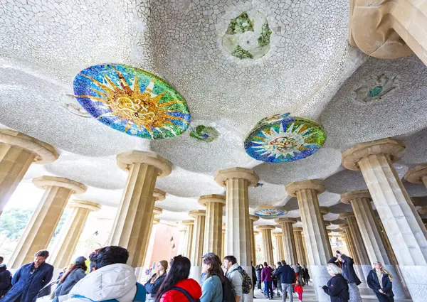 Barcelona, İspanya - 4 Ocak 2024: Park Guell, İspanya. Meşhur seyahat yeri