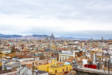 Barselona, İspanya 'daki Santa Maria del Mar' ın çatısından nefes kesici bir panoramik manzara.