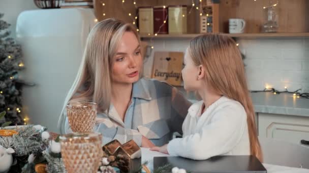 Frohe Weihnachten Mutter Und Tochter Kleines Mädchen Mit Blauen Augen — Stockvideo