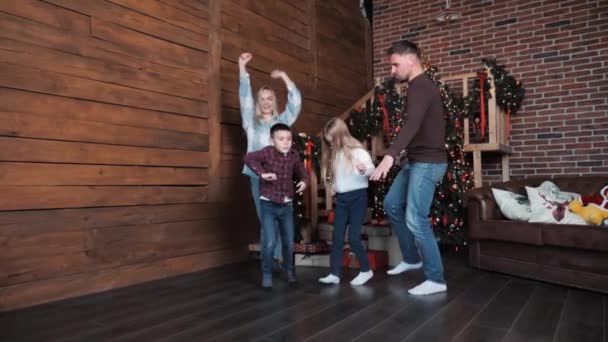 Brett Skott Glad Kärleksfull Familj Dans Vardagsrummet Julafton Hemma Glada — Stockvideo