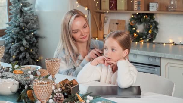 Ziemlich Süße Liebevolle Mutter Sitzt Mit Ihrer Tochter Weihnachtstisch Und — Stockvideo
