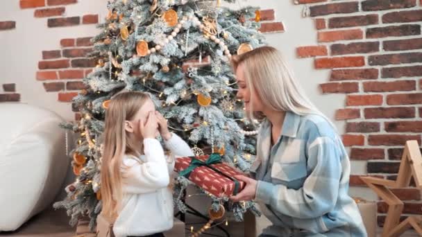 Julklapp Familjen Sitter Nära Glödande Julgran Firar Nyår Mamma Ger — Stockvideo
