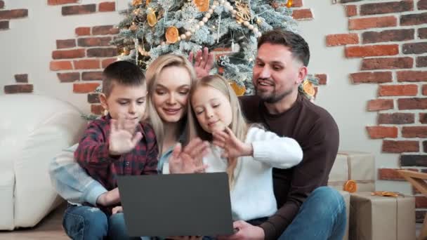 Famiglia Felice Seduta Vicino All Albero Natale Che Tiene Computer — Video Stock