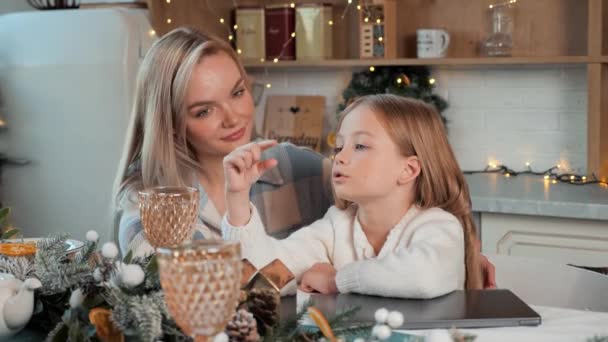 Mutter Und Ihre Tochter Verbringen Zeit Miteinander Geschmückten Leuchtenden Lichtern — Stockvideo