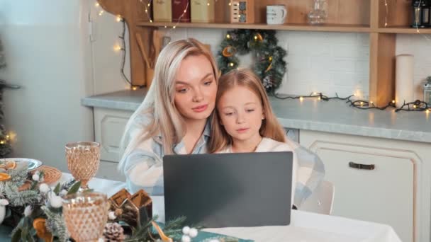 Aranyos Gyönyörű Szőke Anya Kék Szemekkel Lánya Néz Videó Laptopon — Stock videók