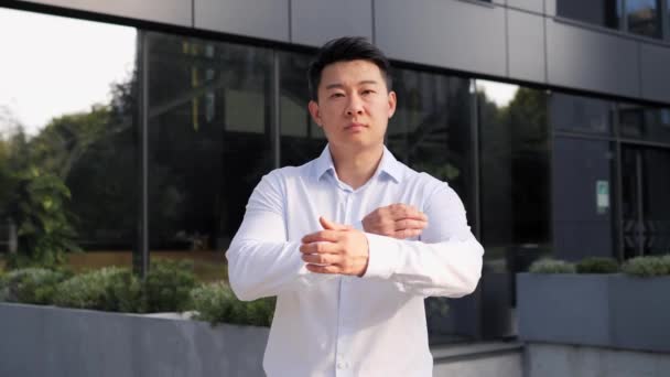 Портрет Молодого Дорослого Серйозного Азіатського Бізнесмена Який Дивиться Камеру Складаючи — стокове відео