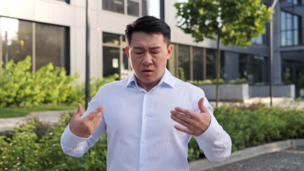 Uomo Affari Asiatico Camicia Blu Che Cerca Calmarsi Problemi Respiratori — Video Stock