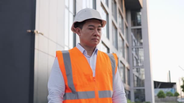 Portret Van Een Serieuze Mannelijke Aziatische Ingenieur Met Een Beschermende — Stockvideo