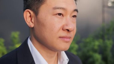 Orta yaşlı, gülümseyen, orta yaşlı Asyalı bir adamın portresi. Doğa Temiz Hava ve Rüya 'yı seviyor. Başarı kavramı, uzak işçi. Başarılı bir iş adamı. Motivasyon 