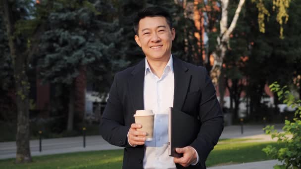 Retrato Empresário Coreano Adulto Segurando Café Documentos Enquanto Sorri Homem — Vídeo de Stock