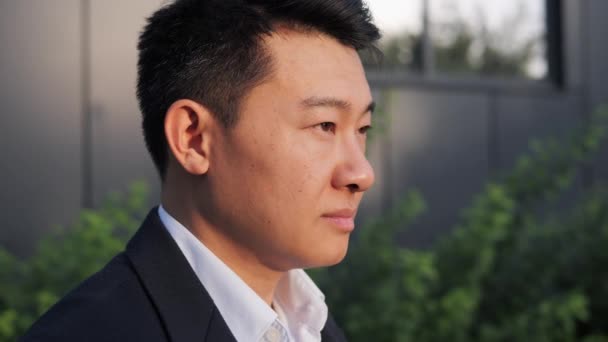Closeup Portrait Face Attractive Adult Chinese Man Olhando Para Cima — Vídeo de Stock