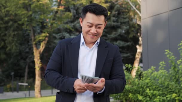 Επιτυχημένος Πλούσιος Ασιάτης Κινέζος Επιχειρηματίας Της Χιλιετίας Που Στέκεται Στην — Αρχείο Βίντεο