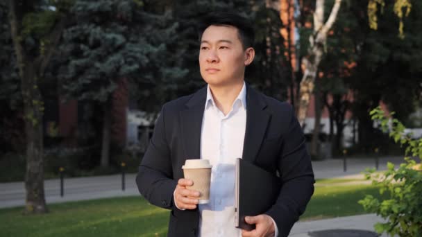 Портрет Взрослого Азиата Серьезного Бизнесмена Держащего Кофе Документы Поворачивающиеся Головой — стоковое видео