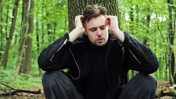 Close Αναστατωμένος Αρσενικό Πρόσωπο Του Λυπημένος Τόνισε Άνθρωπος Κάθεται Κάτω — Αρχείο Βίντεο