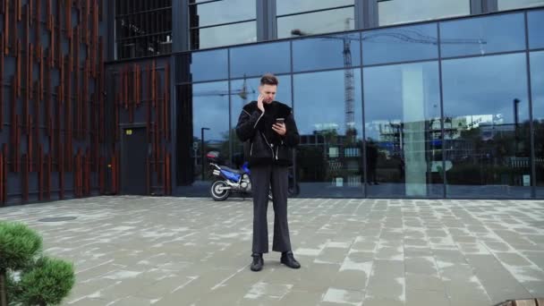Akıllı Telefon Ekranında Dehşetle Bakan Üzgün Bir Adamı Korku Motosiklet — Stok video