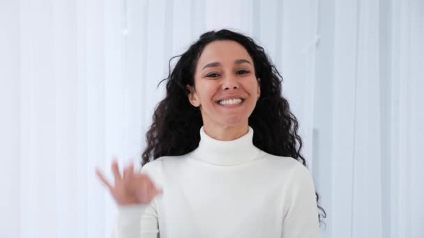 Ελκυστική Νεαρή Λατίνα Ισπανόφωνη Γυναίκα Χαμογελά Στην Κάμερα Δείχνει Χέρι — Αρχείο Βίντεο