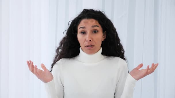 Kafası Karışmış Latin Kadının Portresi Beyaz Arka Planda Omuz Silkiyor — Stok video