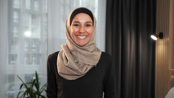Портрет Красивої Досить Молодої Арабської Муслім Жінки Подвійному Хіджабі Яка — стокове відео