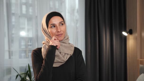 Důkladně Znepokojený Obchod Mladá Muslimská Arabka Hidžábu Přemýšlí Vyřešení Problému — Stock video