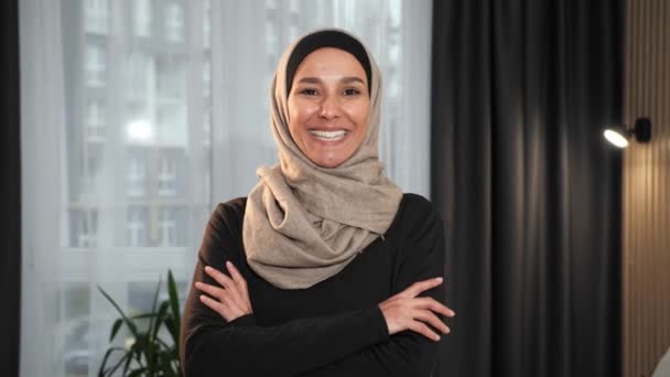 Close Portret Van Professionele Jonge Moslim Zakenvrouw Kijken Camera Glimlachend — Stockvideo