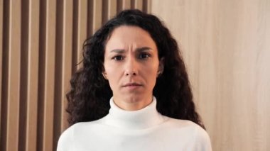 Yapma bunu, korkuyorum, kes şunu. Kız, evdeki saldırgan erkeklerden kendini eliyle koruyor. Hoşnutsuz genç esmer kadın gözlerini kapatıyor ve jesti duruyor, sorun var.