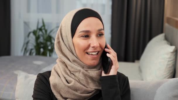 Mulher Bonita Muçulmana Hijab Comunica Telefone Sala Estar Casa Senhora — Vídeo de Stock