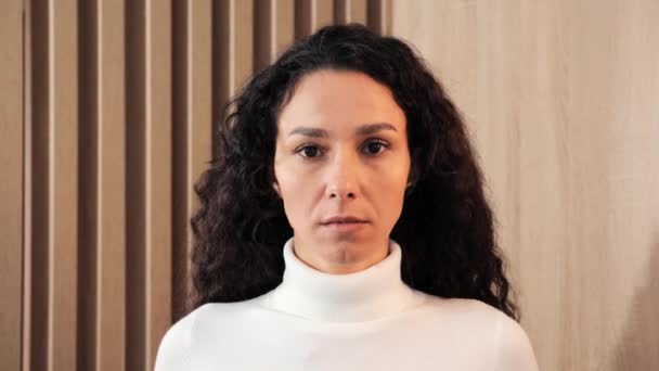 곱슬머리의 여성의 얼굴을 클로즈업하고 카메라를 불만을 표출하는 독립적 슬픔에 여행자 — 비디오