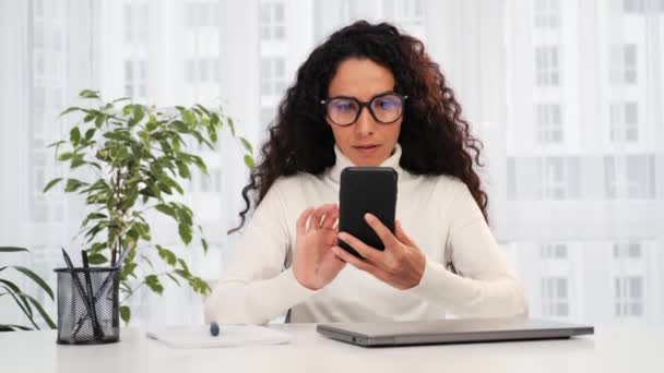 Jovem Feliz Latino Hispânico Mulher Negócios Olhando Para Telefone Móvel — Vídeo de Stock