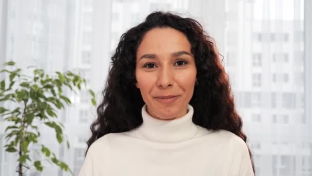 Självsäker Kvinnlig Latino Latinamerikansk Kvinna Med Konferens Videosamtal Tittar Bärbar — Stockvideo