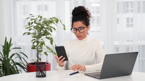 Mujer Pelo Rizado Gafas Que Sienta Oficina Casa Cobertura Telefónica — Vídeos de Stock