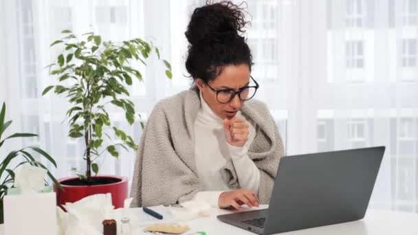 담요로 뒤덮인 아메리카 소녀가 노트북으로 일하고 있습니다 여성은 장치가 부족하고 — 비디오