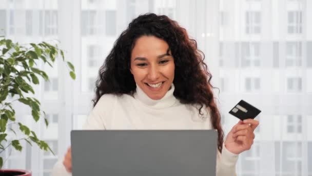 Mulher Hispânica Bonita Feliz Roupas Casuais Casa Segurando Cartão Crédito — Vídeo de Stock