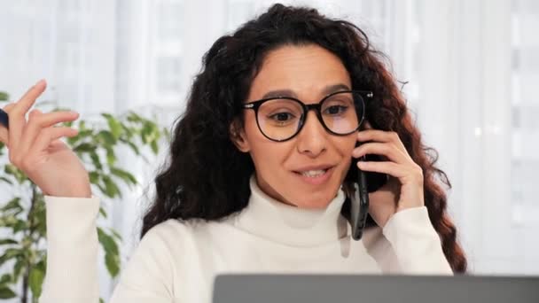 Mosolygó Fiatal Üzletasszony Professzionális Szemüveges Beszél Telefonon Segítségével Laptop Otthon — Stock videók