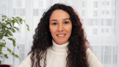 İş kadını kamerayla konuşuyor. İş görüşmesi yapıyor. Kendine güvenen öğretmen, iş başvurusu yapan kişi uzaktan görüşme için görüntülü konuşma yapıyor. Kadın profesyonel video konferans ile iletişim kuruyor. Web kamerası