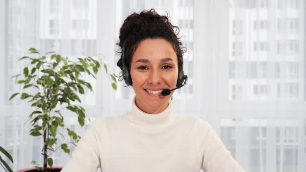 Uśmiechnięta Latynoska Kobieta Słuchawkach Patrzy Kamerę Rozmawia Partnerem Biznesowym Rozmowa — Wideo stockowe