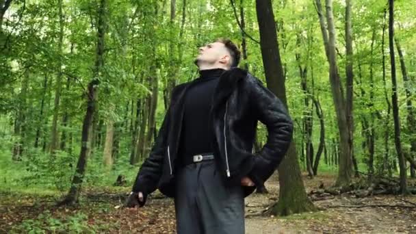 Zklamaný Nervózní Muž Zimním Černém Saku Kráčející Lesem Pociťující Hlubokou — Stock video