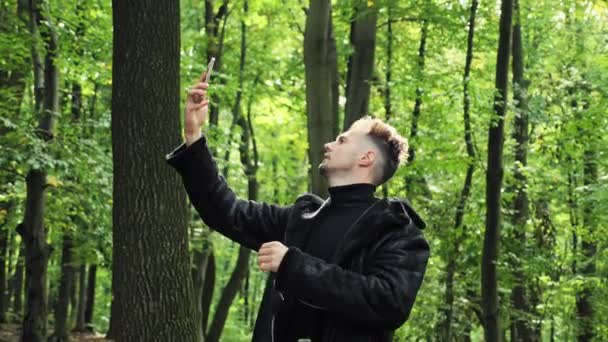 Kaukasischer Aufgebrachter Mann Der Sein Smartphone Die Höhe Hält Und — Stockvideo